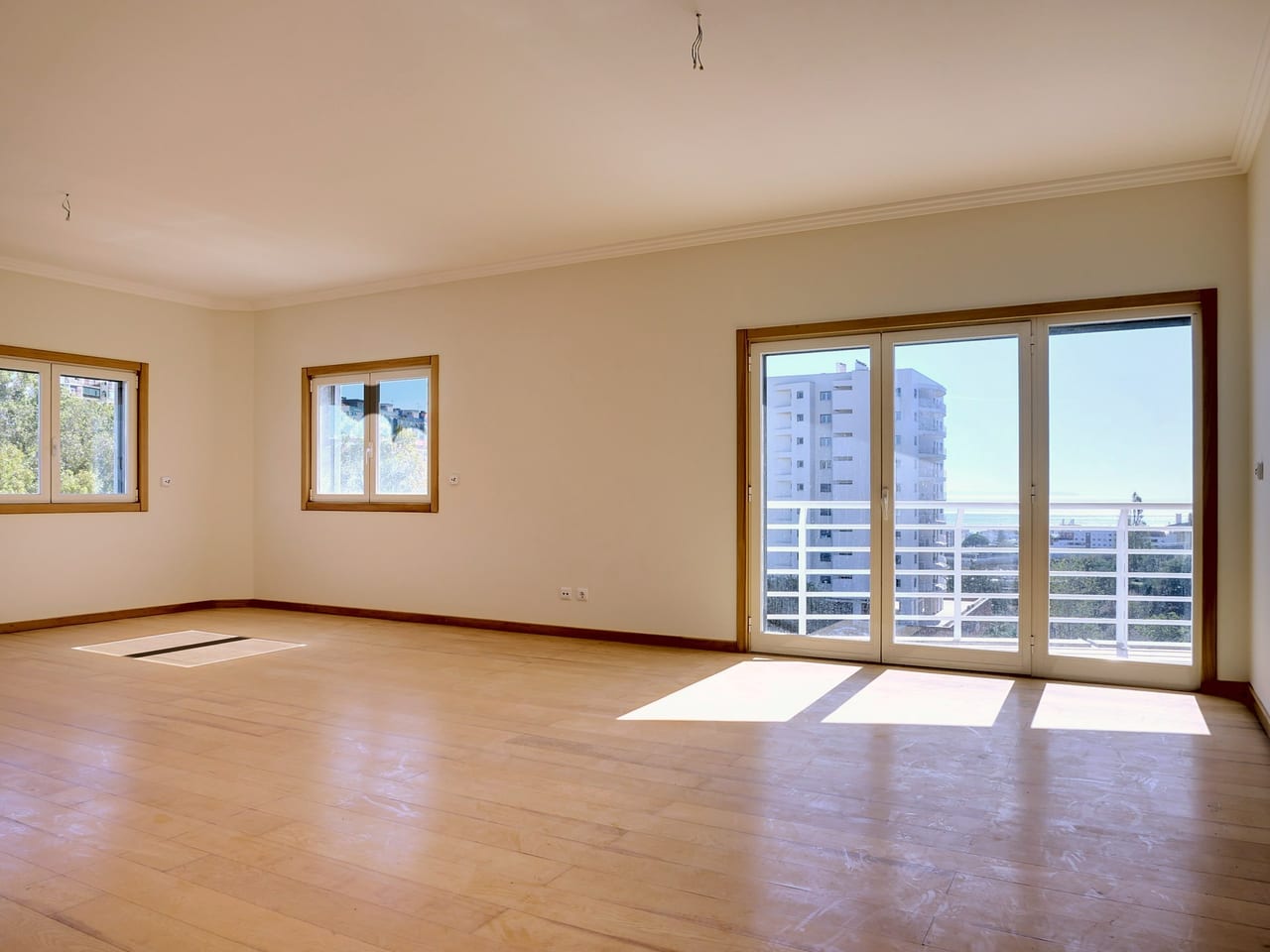 T3 com vista mar e varanda em curva no 5.º andar · L-Towers, Paço de Arcos